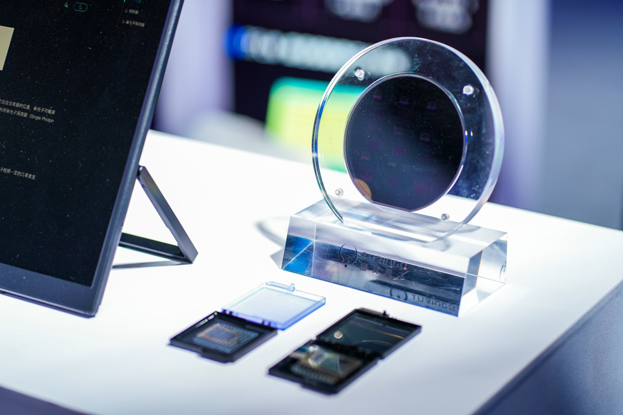 國產(chǎn)新一代光量子計算機首秀 算力媲美頂尖超算，大小僅如冰箱